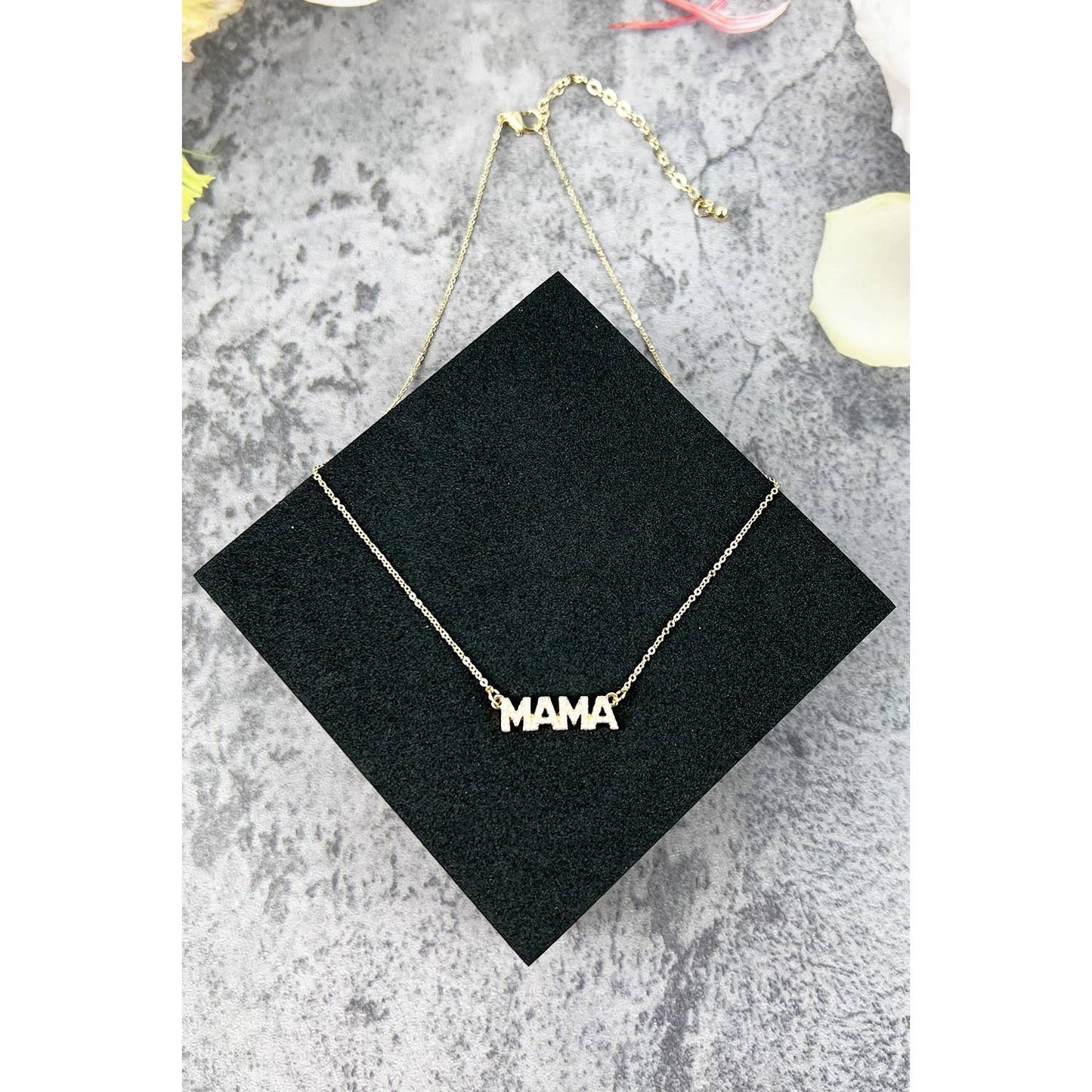 MAMA SHAPED WITH PEARL DETAIL NECKLACE